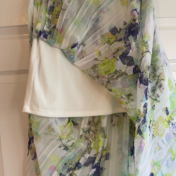 Beautiful BCBG generation pleated skirt - Picture 5 of 5